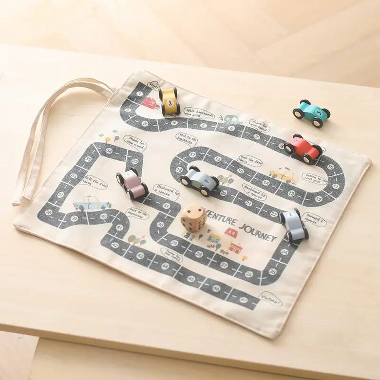 SENSE PLAY jeu de voitures en bois avec tapis de route en tissu et dé interactif