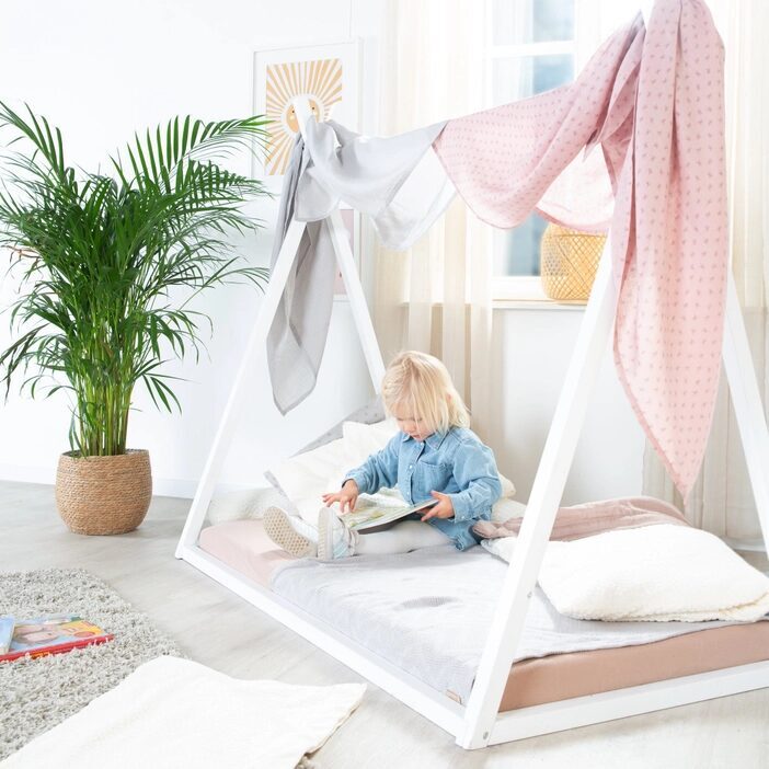 ROBA Tipi-Kinderbett-Set Lounge 70 × 140 cm – Montessori-Holzbett mit weißem Lack, Matratze, FSC®-zertifiziert
