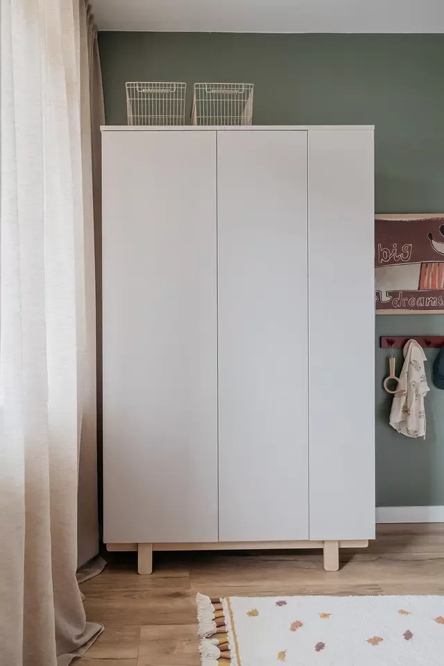 Basic Kinderkleiderschrank mit Buchenholzfüßen in drei Farben