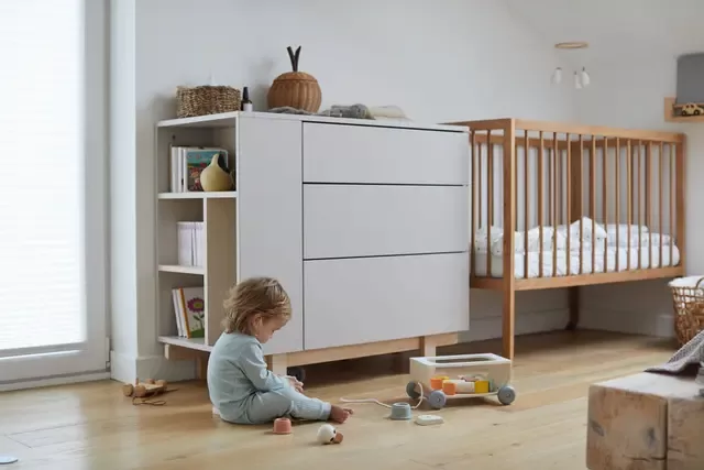 Basic Kinderkommode mit Buchenholzfüßen in drei Farben