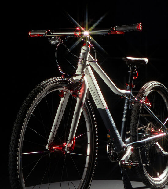 PROMETHEUS BIKES LU:MO Kinderfahrrad 26″ Nebelgrau mit integriertem LED-Licht und 9 Gängen