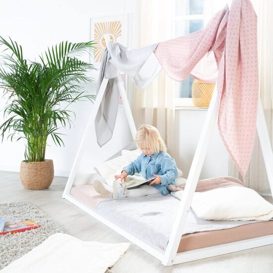 ROBA Tipi-Kinderbett-Set Lounge 70 × 140 cm – Montessori-Holzbett mit weißem Lack, Matratze, FSC®-zertifiziert