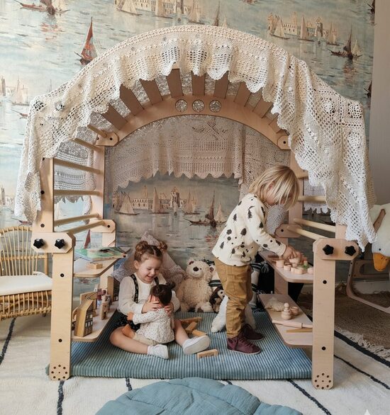 LUULA Waldorf-Spielhaus | Transformierbares Klettergerüst mit Wippenbogen