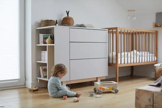 Basic children's chest of drawers with beech wood legs in three colours