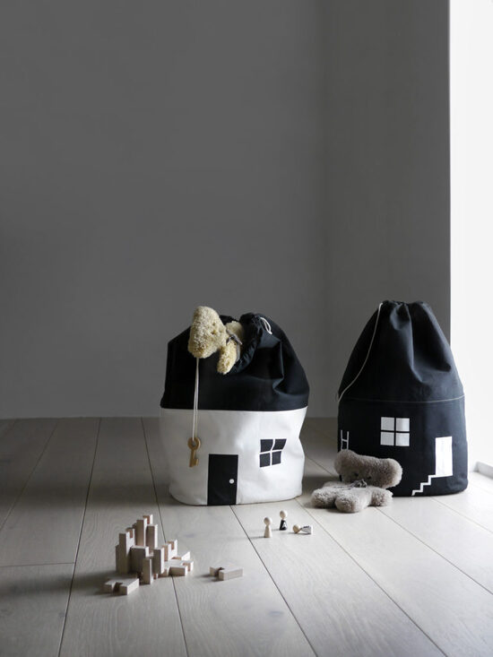 ROCK & PEBBLE glabāšanas maiss House – organisks kanvas audums, trīs izmēri