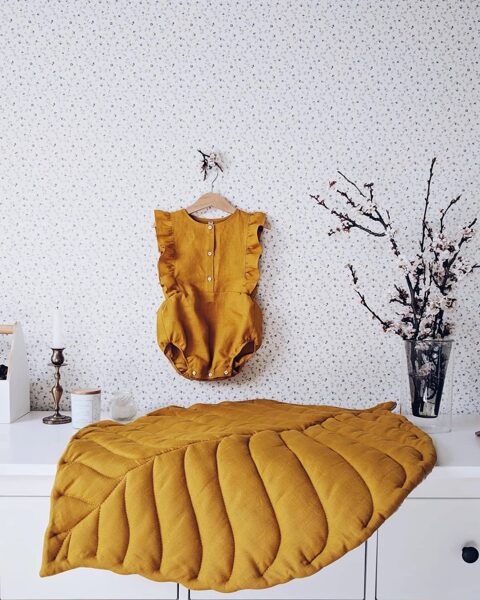 OMOLOKO Leaf Play Mat - Natural Linen in SALTED CARAMEL